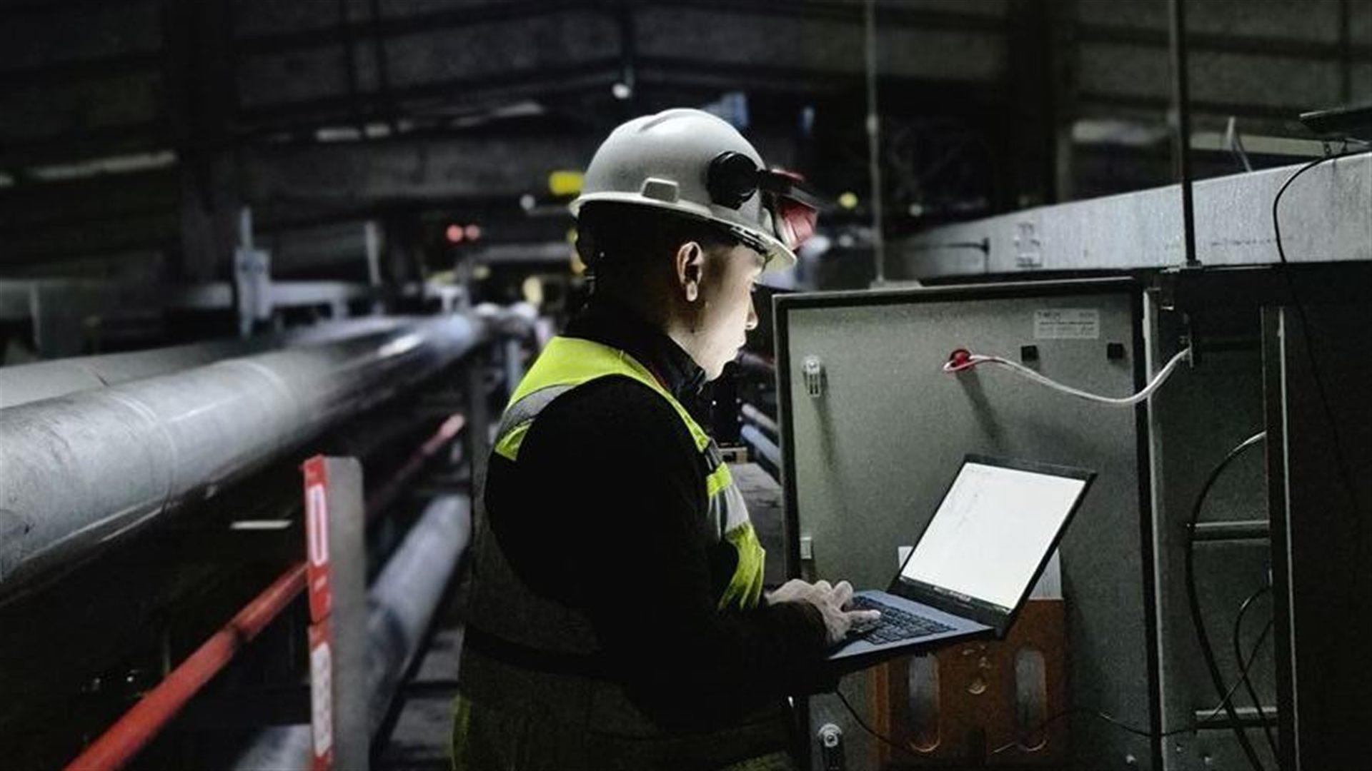 Equipo Emeltec en planta industrial